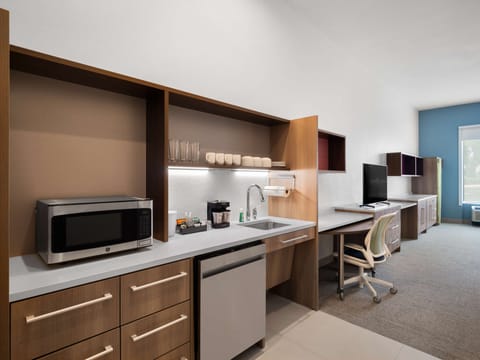 Full-size fridge, microwave, dishwasher, coffee/tea maker