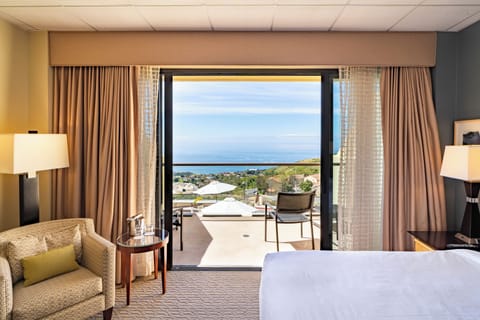 Deluxe Room, 1 Queen Bed | Beach/ocean view