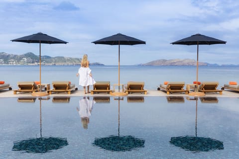 Outdoor pool, pool umbrellas, sun loungers