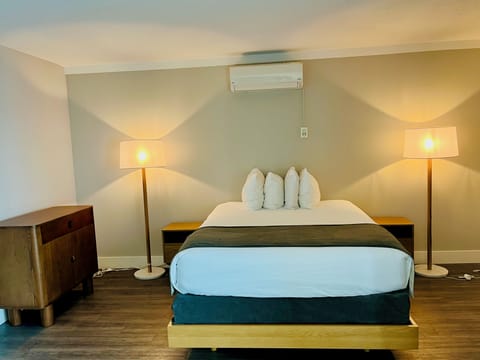 Standard King | Bathroom | Combined shower/tub, free toiletries, hair dryer, towels