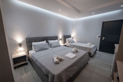 Deluxe Triple Room | Desk, bed sheets