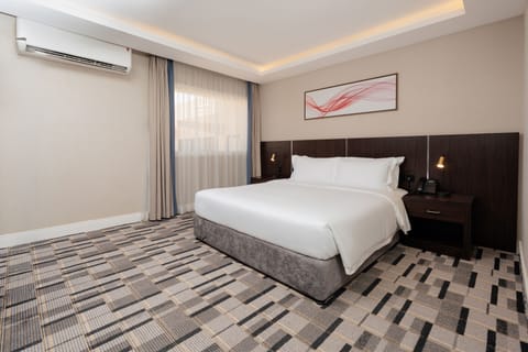 Standard Room, 1 King Bed | Premium bedding, pillowtop beds, minibar, laptop workspace