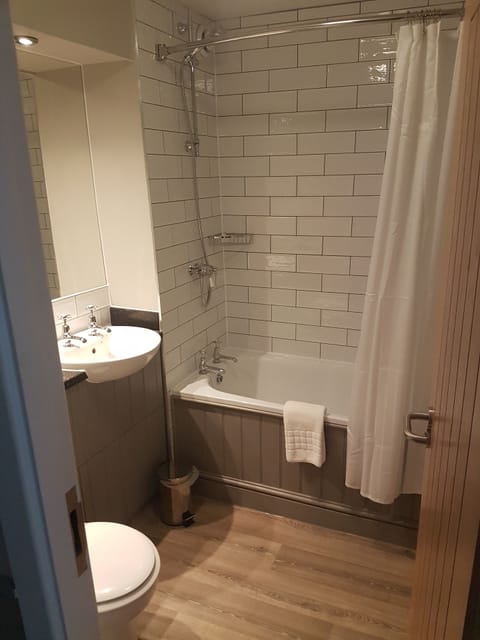 Family Room | Bathroom | Combined shower/tub, hair dryer, towels