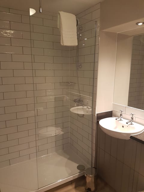 Combined shower/tub, hair dryer, towels