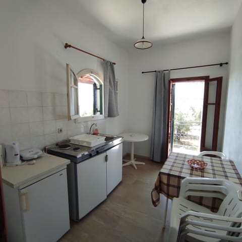 Family Apartment | Private kitchen | Mini-fridge, stovetop, electric kettle, cookware/dishes/utensils