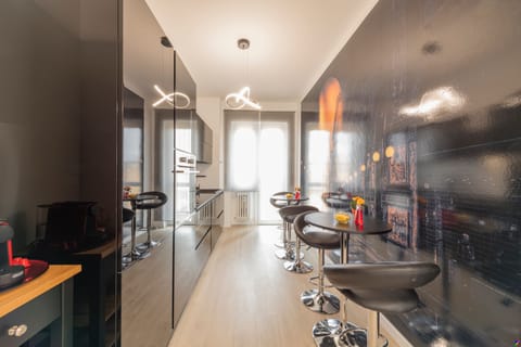 Deluxe Apartment | Private kitchen | Full-size fridge, microwave, oven, stovetop