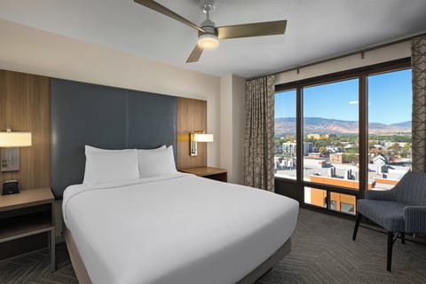 Premium bedding, in-room safe, blackout drapes, iron/ironing board