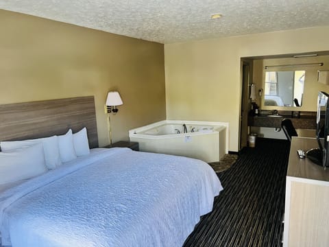 Deluxe Single Room | Free WiFi, bed sheets