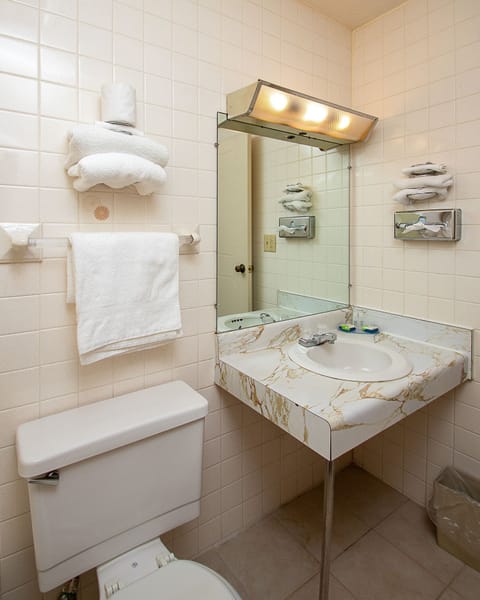 Standard Double Room | Bathroom | Bathtub, towels