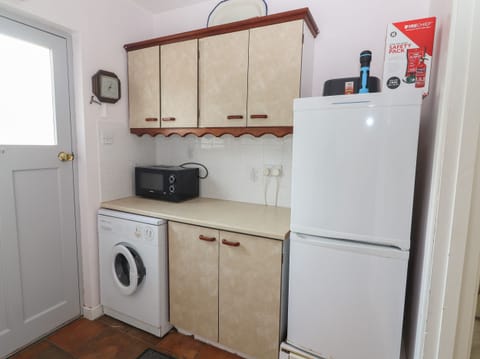 Electric kettle, toaster, cookware/dishes/utensils