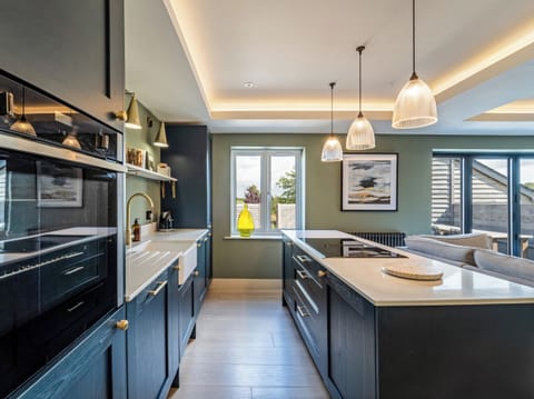 Cottage | Private kitchen | Fridge, dishwasher, electric kettle, toaster