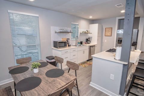 House | 4 bedrooms, desk