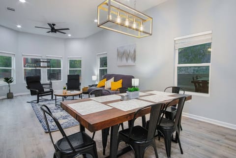 House | 5 bedrooms, desk