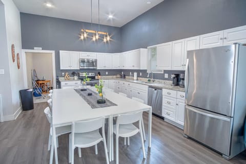 House | 3 bedrooms, desk