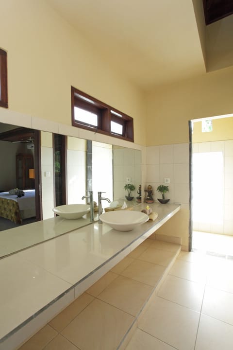 Shower, rainfall showerhead, hair dryer, towels