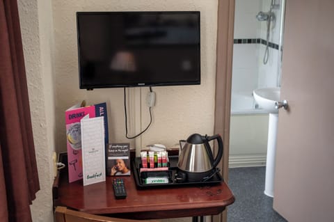 Double Room | Desk, iron/ironing board, free WiFi, bed sheets