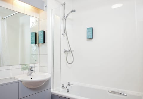 Double Room | Bathroom | Combined shower/tub, hair dryer, towels