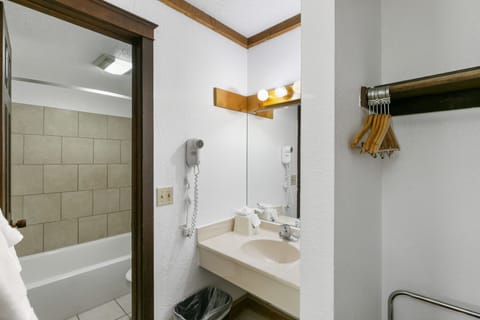 Basic Room, 1 King Bed | Bathroom | Combined shower/tub, free toiletries, hair dryer, towels