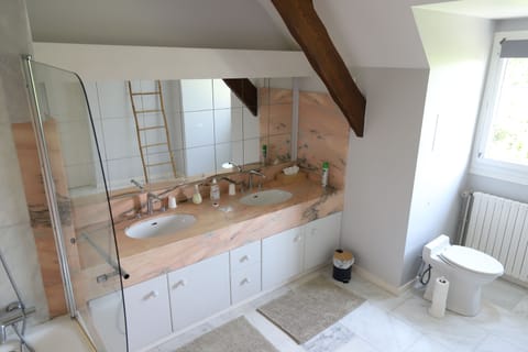 Saultchevreuil Room | Bathroom | Hair dryer, soap, shampoo, toilet paper