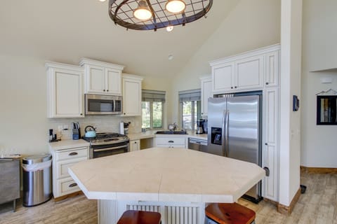 House (5 Bedrooms) | Interior