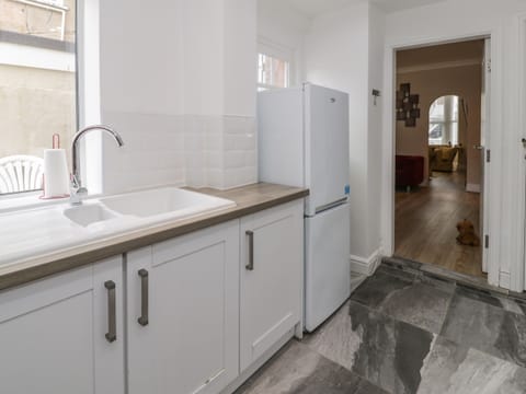 Cottage | Private kitchen | Fridge, dishwasher, electric kettle, toaster