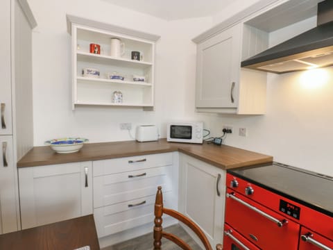 Cottage | Private kitchen | Fridge, dishwasher, electric kettle, toaster