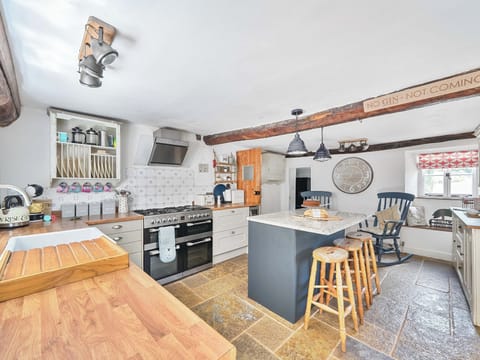Cottage | Private kitchen | Dishwasher, cookware/dishes/utensils