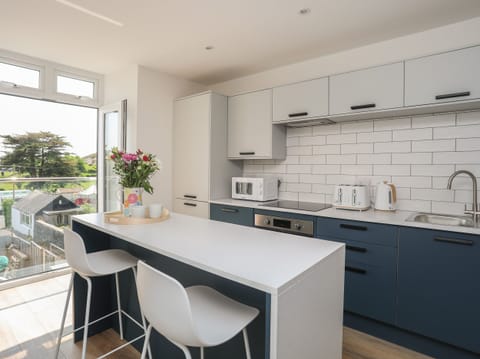 Fridge, dishwasher, cookware/dishes/utensils