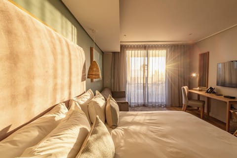 Luxury Suite, Sea View | Premium bedding, minibar, in-room safe, desk