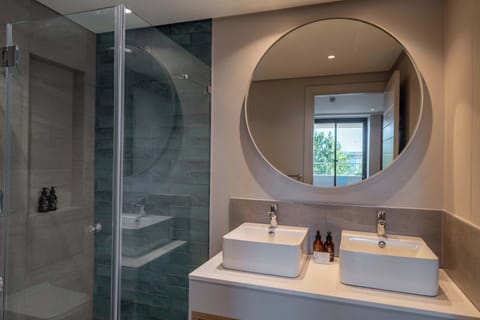 Luxury Suite, City View | Bathroom | Shower, free toiletries, hair dryer, towels