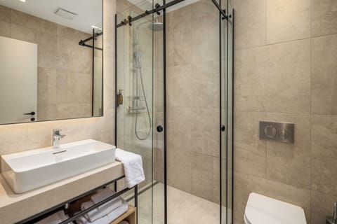 Standard Double or Twin Room | Bathroom | Shower, rainfall showerhead, designer toiletries, hair dryer