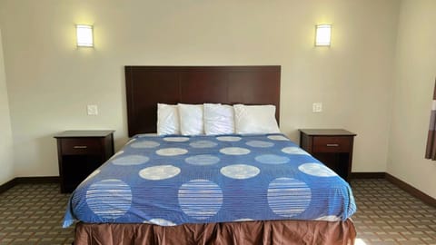 Basic Room, 1 King Bed | Desk, free WiFi, bed sheets