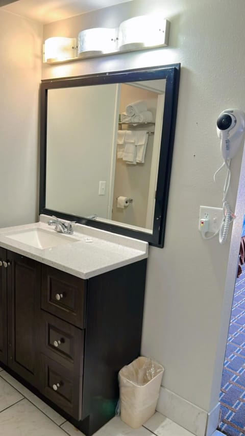 Basic Room, 1 King Bed | Bathroom | Bathtub, soap, shampoo, toilet paper