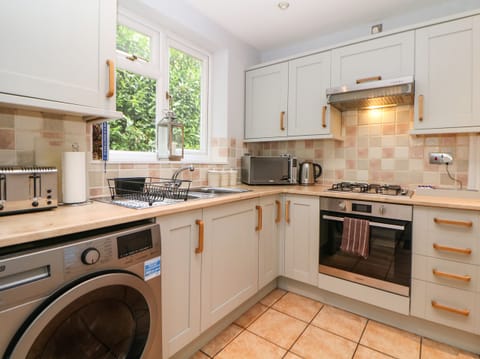 Cottage | Private kitchen | Fridge, electric kettle, toaster, cookware/dishes/utensils