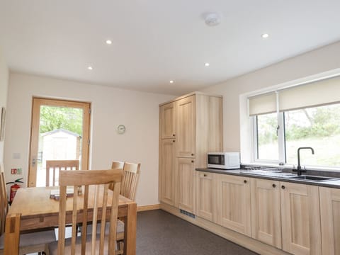 Fridge, dishwasher, cookware/dishes/utensils