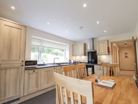 Fridge, dishwasher, cookware/dishes/utensils