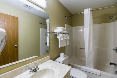 Combined shower/tub, free toiletries, hair dryer, towels