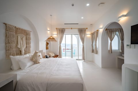 Deluxe Double Room | Minibar, desk, WiFi (free), bed sheets