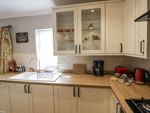 Cottage | Private kitchen | Fridge, electric kettle, toaster, cookware/dishes/utensils