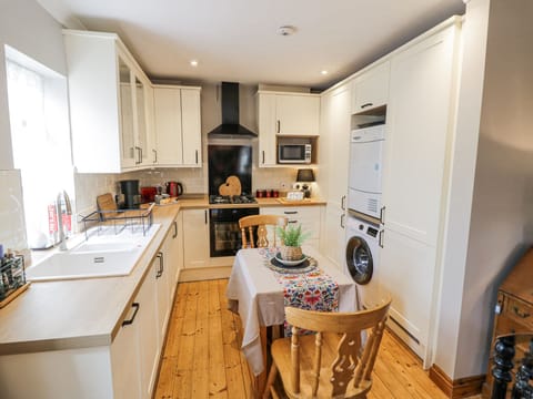 Cottage | Private kitchen | Fridge, electric kettle, toaster, cookware/dishes/utensils