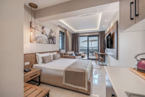 Penthouse with Jacuzzi | Minibar, in-room safe, individually decorated, individually furnished