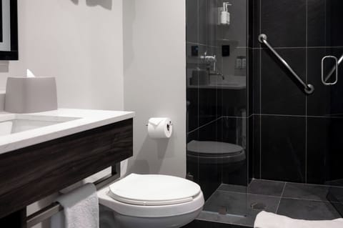 Standard Room, 1 Queen Bed, Accessible | Bathroom | Shower, free toiletries, hair dryer, towels