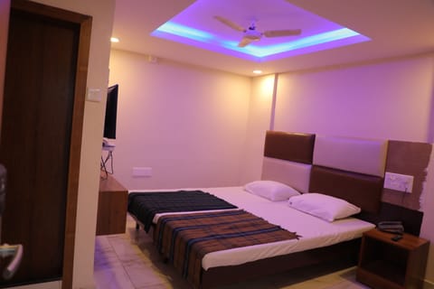 Deluxe Double Room, 1 Double Bed | Iron/ironing board, free WiFi