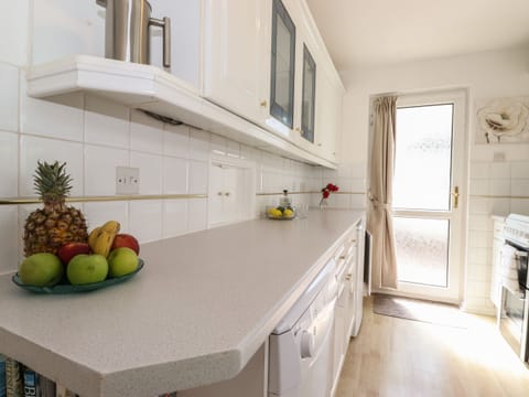 Cottage | Private kitchen | Fridge, dishwasher, cookware/dishes/utensils