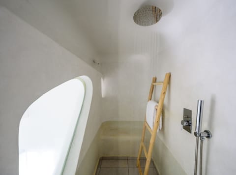 Traditional Apartment | Bathroom | Free toiletries, hair dryer, bathrobes, slippers