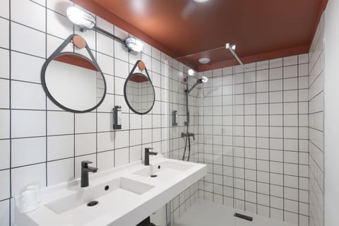 Luxury Room | Bathroom | Shower, free toiletries, hair dryer, towels