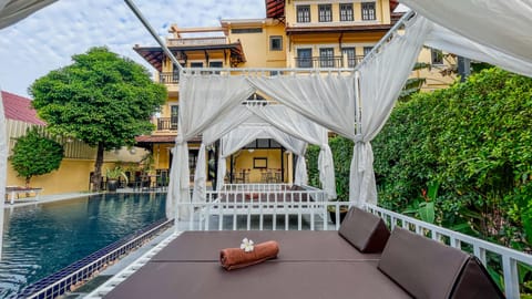 Outdoor pool, free cabanas, pool umbrellas