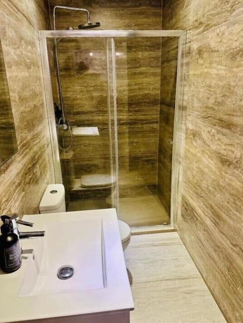 Exclusive Villa | Bathroom | Shower, free toiletries, hair dryer, towels