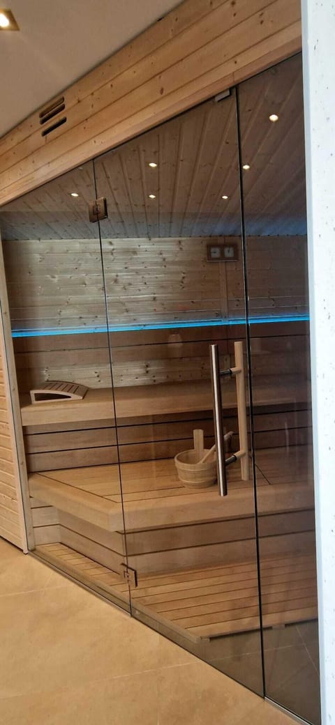 Sauna, hot tub