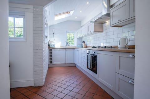 Cottage (3 Bedrooms) | Private kitchen | Microwave, oven, stovetop, dishwasher